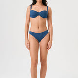 Bikini sostenible Bimba Aqua. Top balconette con aro y braguita clásica. Tejido reciclado ECONYL® en azul marino con acabado satinado. Elegante, cómodo y confeccionado éticamente en España.
