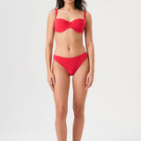 Bikini sostenible Bimba Berry. Top balconette con aro y braguita de corte clásico. Tejido reciclado ECONYL® en rojo cereza con textura atoallada. Diseño elegante y favorecedor hecho en España de forma ética.