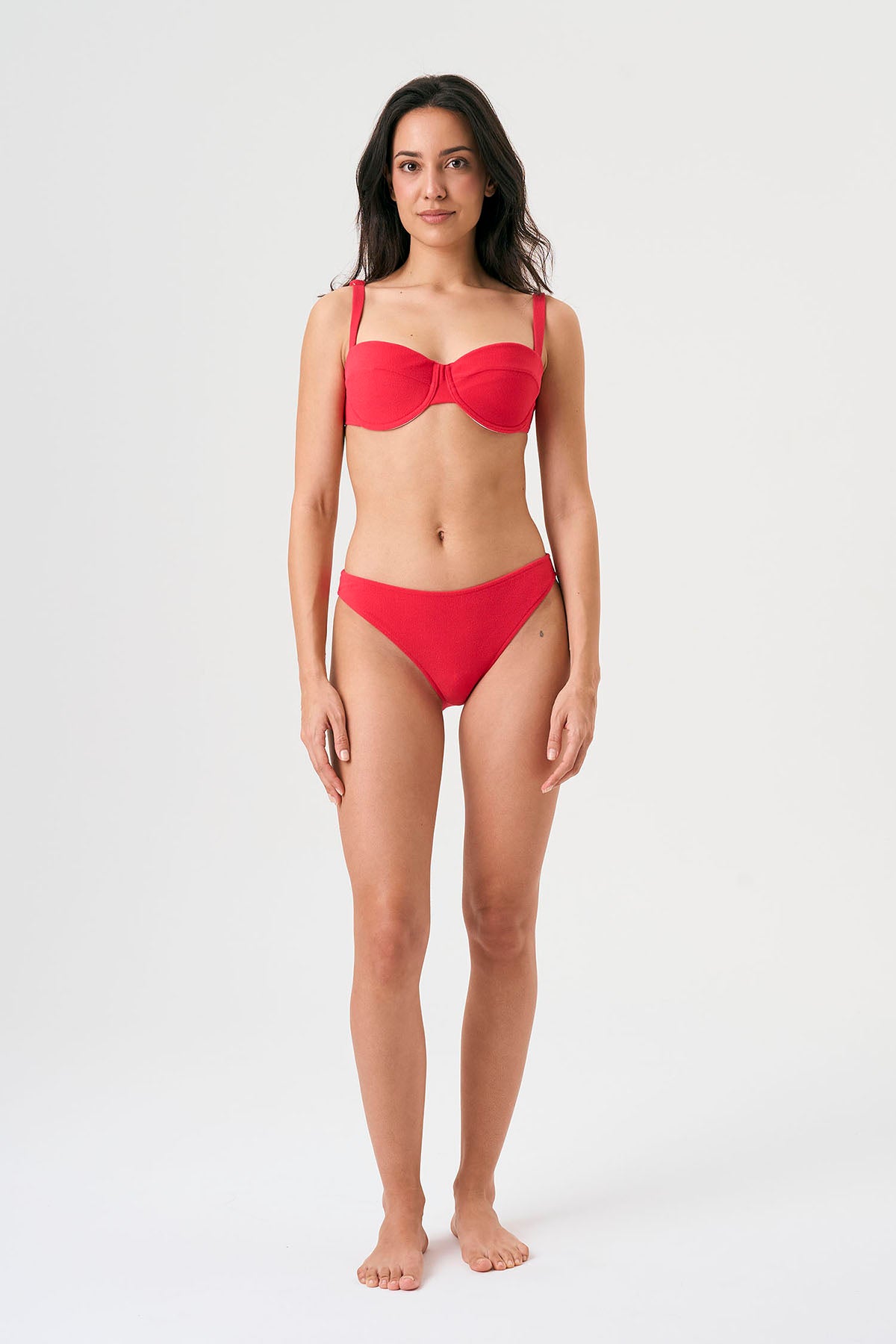 Bikini sostenible Bimba Berry. Top balconette con aro y braguita de corte clásico. Tejido reciclado ECONYL® en rojo cereza con textura atoallada. Diseño elegante y favorecedor hecho en España de forma ética.