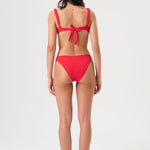 Bikini sostenible Bimba Berry. Top balconette con aro y braguita de corte clásico. Tejido reciclado ECONYL® en rojo cereza con textura atoallada. Diseño elegante y favorecedor hecho en España de forma ética.