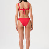 Bikini sostenible Bimba Berry. Top balconette con aro y braguita de corte clásico. Tejido reciclado ECONYL® en rojo cereza con textura atoallada. Diseño elegante y favorecedor hecho en España de forma ética.