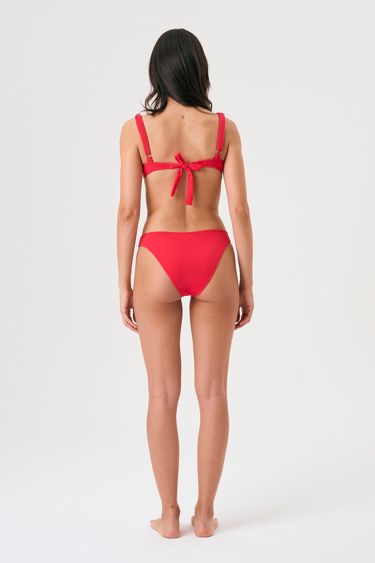 Bikini sostenible Bimba Berry. Top balconette con aro y braguita de corte clásico. Tejido reciclado ECONYL® en rojo cereza con textura atoallada. Diseño elegante y favorecedor hecho en España de forma ética.