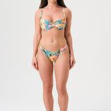 Bikini sostenible Bimba Mani Aloa de CIRCU. Top balconette con aro y braga brasileña. Tejido ECOWAVE® con estampado floral ZEROWATER, textura piqué y lúrex. Hecho en España de forma ética y artesanal.