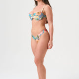 Bikini sostenible Bimba Mani Aloa de CIRCU. Top balconette con aro y braga brasileña. Tejido ECOWAVE® con estampado floral ZEROWATER, textura piqué y lúrex. Hecho en España de forma ética y artesanal.