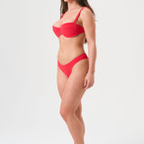 Bikini sostenible Bimba Mani Berry. Top balconette con aro y braguita brasileña. Tejido reciclado ECONYL® en rojo cereza con textura atoallada. Confeccionado en España bajo un modelo ético y artesanal.