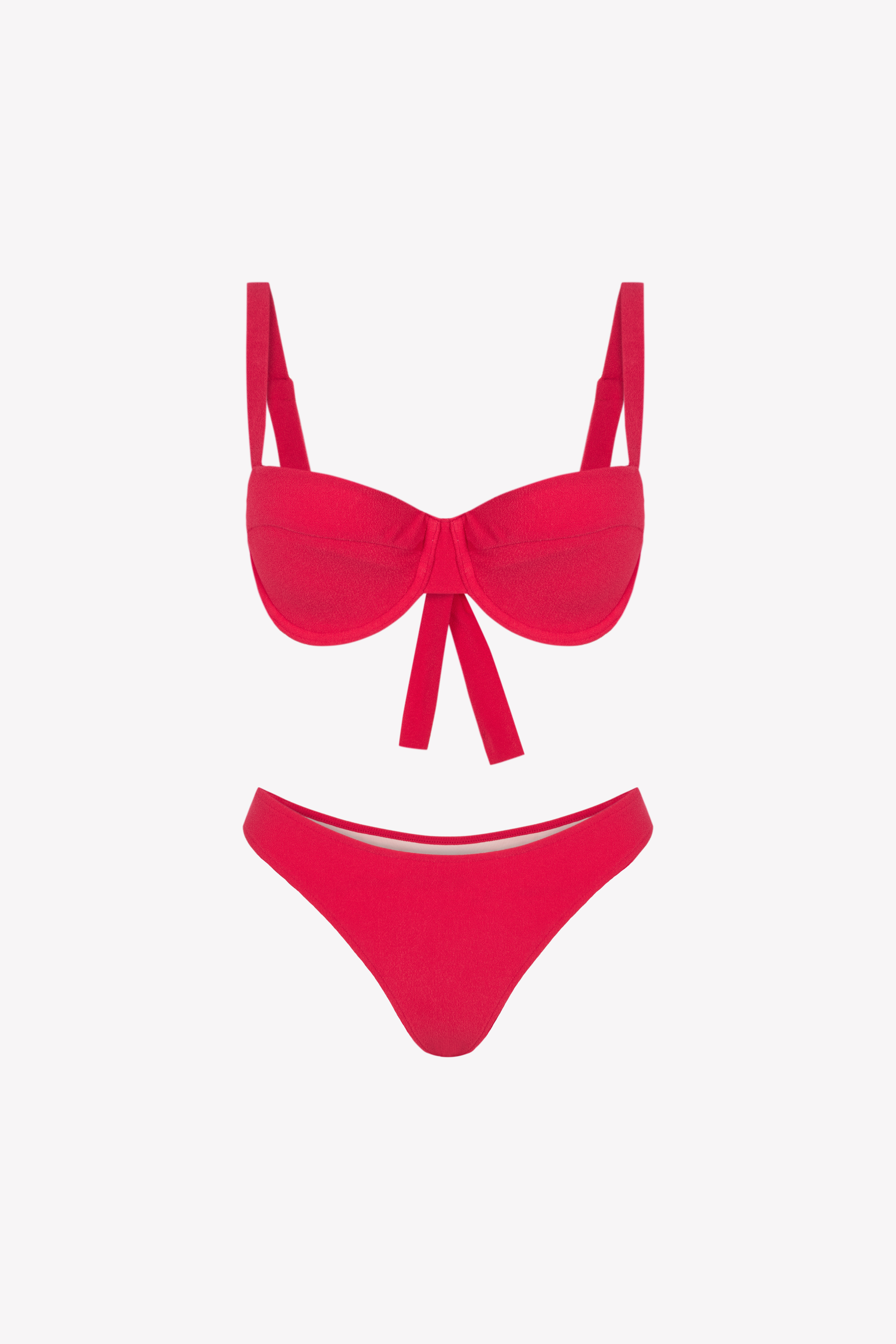 Bikini sostenible Bimba Mani Berry. Top balconette con aro y braguita brasileña. Tejido reciclado ECONYL® en rojo cereza con textura atoallada. Confeccionado en España bajo un modelo ético y artesanal.
