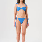 Bikini sostenible Gara Positano, top fruncido con aros y tirantes ajustables. Braga normal con lazadas. Tejido reciclado ECONYL®. Color azul marino inspirado en aguas cristalinas. Acabado atoallado. Hecho en España de forma ética.