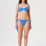 Bikini sostenible Gara Positano, top fruncido con aros y tirantes ajustables. Braga normal con lazadas. Tejido reciclado ECONYL®. Color azul marino inspirado en aguas cristalinas. Acabado atoallado. Hecho en España de forma ética.