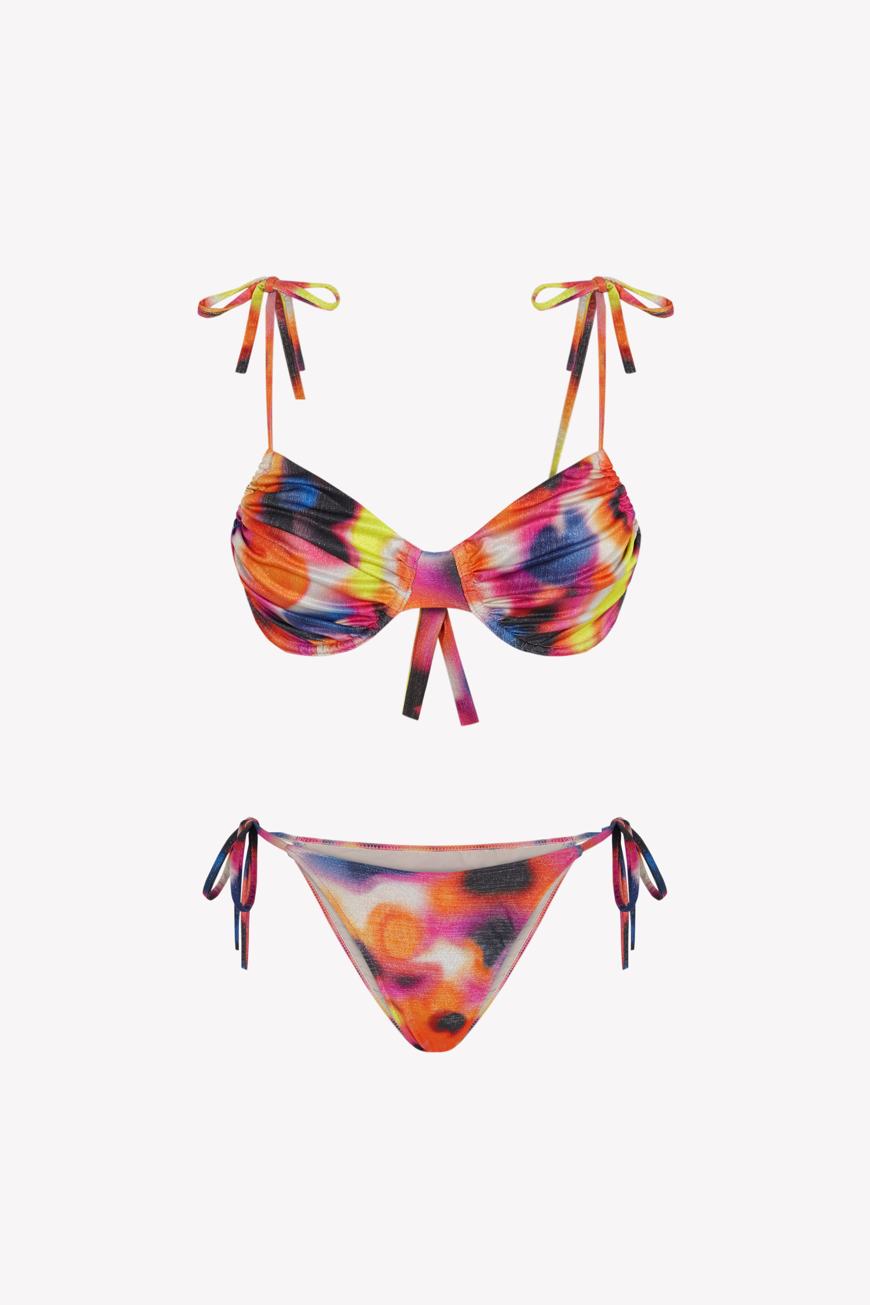 Bikini sostenible Gara Calei. Top con aros y tirantes ajustables, braga normal con lazadas. Tejido reciclado ECOWAVE® con estampado tie-dye y acabado lúrex. Hecho en España de forma ética.