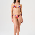 Bikini sostenible Lise Gara Calei. Top triangular multiposición y braga normal con lazada. Tejido ECOWAVE® con estampado tie-dye acuarelado y acabado lúrex. Hecho en España con producción ética.