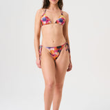Bikini sostenible Lise Gara Calei. Top triangular multiposición y braga normal con lazada. Tejido ECOWAVE® con estampado tie-dye acuarelado y acabado lúrex. Hecho en España con producción ética.