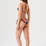 Bikini sostenible Lise Gara Calei. Top triangular multiposición y braga normal con lazada. Tejido ECOWAVE® con estampado tie-dye acuarelado y acabado lúrex. Hecho en España con producción ética.