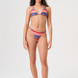 Bikini sostenible Lise Maca Samba. Top triangular multiposición y braga tanga. Tejido ECOWAVE® con estampado a rayas de Circu en acabado lúrex. Hecho éticamente en España con impresión ZEROWATER.