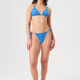 Bikini sostenible Lise Positano. Top triangular multiposición y braga tanga con lazada. Tejido reciclado ECONYL® en azul cristalino con textura atoallada. Hecho a mano en España.