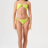 Bikini sostenible Maca Gara Lima. Top bandeau multiposición con opción de anudar al cuello y braga normal con lazadas. Tejido ECOWAVE® reciclado. Color lima con lúrex brillante. Hecho éticamente en España.