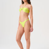 Bikini sostenible Maca Samba de CIRCU. Top bandeau fruncido multiposición con cinta ajustable y braga tanga. Tejido ECOWAVE® con estampado de rayas horizontales multicolor y acabado con lúrex. Hecho de forma ética en España.