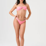 Bikini sostenible Maca Pink. Top bandeau multiposición con braga tanga. Tejido reciclado ECOWAVE® en rosa chicle con efecto mojado. Hecho en España artesanalmente con opción para copas.