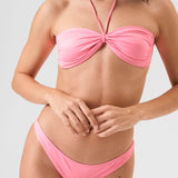 Bikini sostenible Maca Pink. Top bandeau multiposición con braga tanga. Tejido reciclado ECOWAVE® en rosa chicle con efecto mojado. Hecho en España artesanalmente con opción para copas.