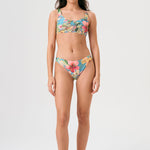 Bikini sostenible Bimba Aloa High de CIRCU. Top balconette con aro y braga alta de efecto estilizador. Tejido ECOWAVE® con estampado floral ZEROWATER, textura piqué y lúrex. Hecho éticamente en España.
