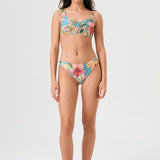 Bikini sostenible Bimba Aloa High de CIRCU. Top balconette con aro y braga alta de efecto estilizador. Tejido ECOWAVE® con estampado floral ZEROWATER, textura piqué y lúrex. Hecho éticamente en España.
