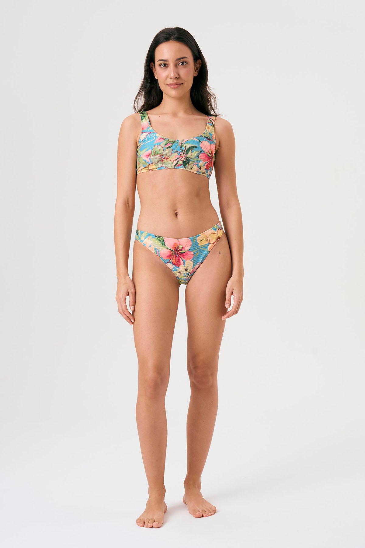 Bikini sostenible Bimba Aloa High de CIRCU. Top balconette con aro y braga alta de efecto estilizador. Tejido ECOWAVE® con estampado floral ZEROWATER, textura piqué y lúrex. Hecho éticamente en España.