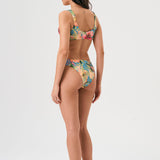 Bikini sostenible Bimba Aloa High de CIRCU. Top balconette con aro y braga alta de efecto estilizador. Tejido ECOWAVE® con estampado floral ZEROWATER, textura piqué y lúrex. Hecho éticamente en España.