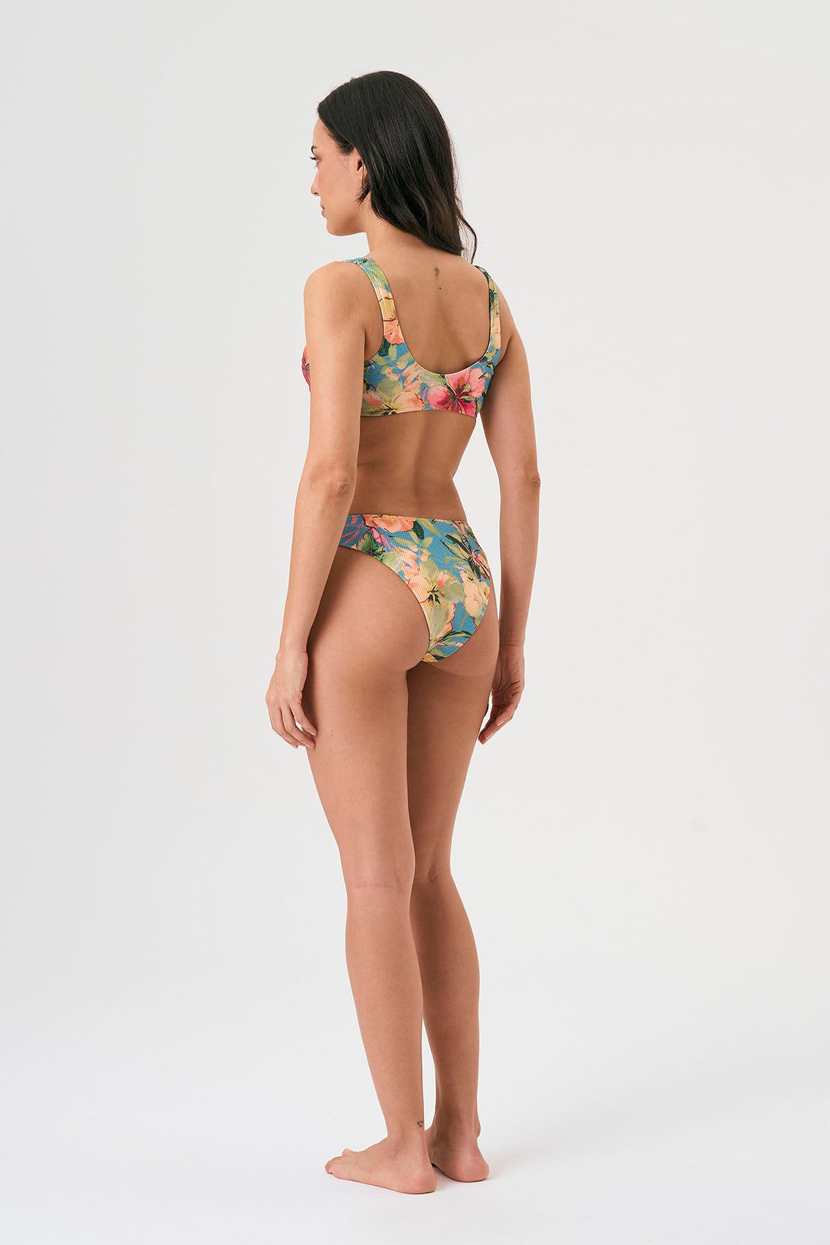 Bikini sostenible Bimba Aloa High de CIRCU. Top balconette con aro y braga alta de efecto estilizador. Tejido ECOWAVE® con estampado floral ZEROWATER, textura piqué y lúrex. Hecho éticamente en España.