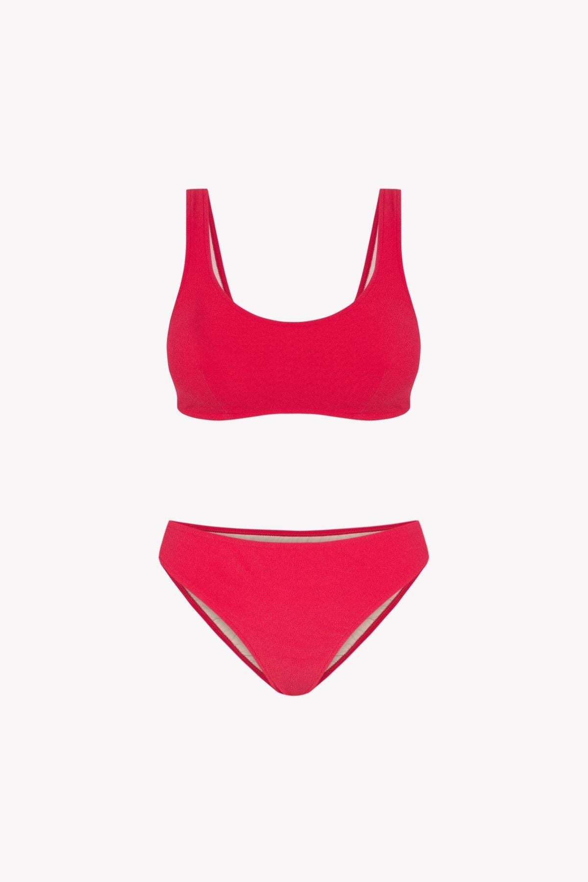 Bikini sostenible Mani Bimba Berry de CIRCU. Top deportivo con tirantes anchos para sujeción y braguita de corte clásico comfort. Tejido reciclado ECONYL® en color rojo cereza con textura atoallada. Hecho artesanalmente en España.