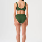 Bikini sostenible deportivo Mani Bimba Palm High. Top con tirantes anchos y gran sujeción. Braguita de tiro alto que estiliza. Tejido reciclado ECONYL® en verde mediterráneo con textura atoallada. Hecho en España.