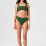 Bikini sostenible deportivo Mani Bimba Palm High. Top con tirantes anchos y gran sujeción. Braguita de tiro alto que estiliza. Tejido reciclado ECONYL® en verde mediterráneo con textura atoallada. Hecho en España.