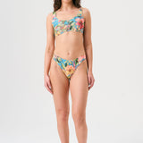 Bikini sostenible deportivo Mani Aloa. Tejido reciclado ECOWAVE® y estampado ZEROWATER. Top deportivo con tirantes anchos y braga brasileña. Print floral en textura piqué con acabado lúrex. Hecho éticamente en España.