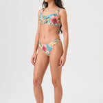 Bikini sostenible Mani Bimba Aloa High de CIRCU. Top deportivo de tiras anchas con gran sujeción y braga alta que estiliza. Tejido ECOWAVE® con print floral en textura piqué y acabado con lúrex. Hecho en España de forma ética.