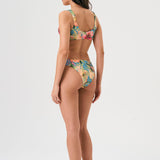 Bikini sostenible Mani Bimba Aloa High de CIRCU. Top deportivo de tiras anchas con gran sujeción y braga alta que estiliza. Tejido ECOWAVE® con print floral en textura piqué y acabado con lúrex. Hecho en España de forma ética.