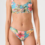Bikini sostenible Mani Bimba Aloa High de CIRCU. Top deportivo de tiras anchas con gran sujeción y braga alta que estiliza. Tejido ECOWAVE® con print floral en textura piqué y acabado con lúrex. Hecho en España de forma ética.