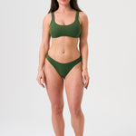 Bikini sostenible deportivo Mani Palm, braga brasileña. Tejido reciclado ECONYL. Textura atoallada. Bikini sostenible hecho en España.