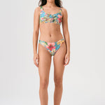 Bikini sostenible deportivo Mani Bimba Aloa. Top con tirantes anchos y sujeción óptima. Braguita de cobertura normal. Tejido reciclado ECOWAVE® con estampado floral en textura piqué y acabado lúrex. Hecho en España.