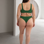 Bikini sostenible deportivo Mani Palm, braga brasileña. Tejido reciclado ECONYL. Textura atoallada. Bikini sostenible hecho en España.