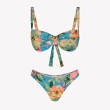 Bikini sostenible femenino Bimba Mani Aloa, top balconette con aro y braguita brasileña. Tejido reciclado ECOWAVE® con estampado floral exclusivo. Textura piqué con acabado lúrex. Bikini sostenible hecho en España.