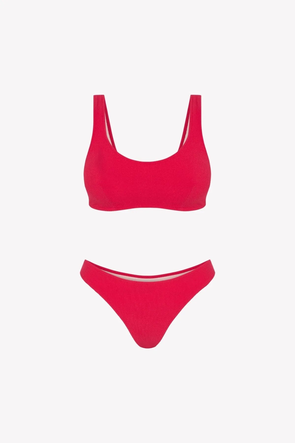 Bikini sostenible deportivo Mani Berry. Top con tirantes anchos de gran sujeción y braguita brasileña. Tejido reciclado ECONYL® en rojo cereza con textura atoallada. Hecho en España de forma ética y artesanal.