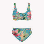 Bikini sostenible Mani Bimba Aloa High de CIRCU. Top deportivo de tiras anchas con gran sujeción y braga alta que estiliza. Tejido ECOWAVE® con print floral en textura piqué y acabado con lúrex. Hecho en España de forma ética.