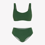 Bikini sostenible deportivo Mani Bimba Palm High. Top con tirantes anchos y gran sujeción. Braguita de tiro alto que estiliza. Tejido reciclado ECONYL® en verde mediterráneo con textura atoallada. Hecho en España.