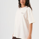 Camiseta oversize unisex en color blanco beige, confeccionada en 100% algodón orgánico, con impresión digital exclusiva en la parte delantera. Moda streetwear sostenible