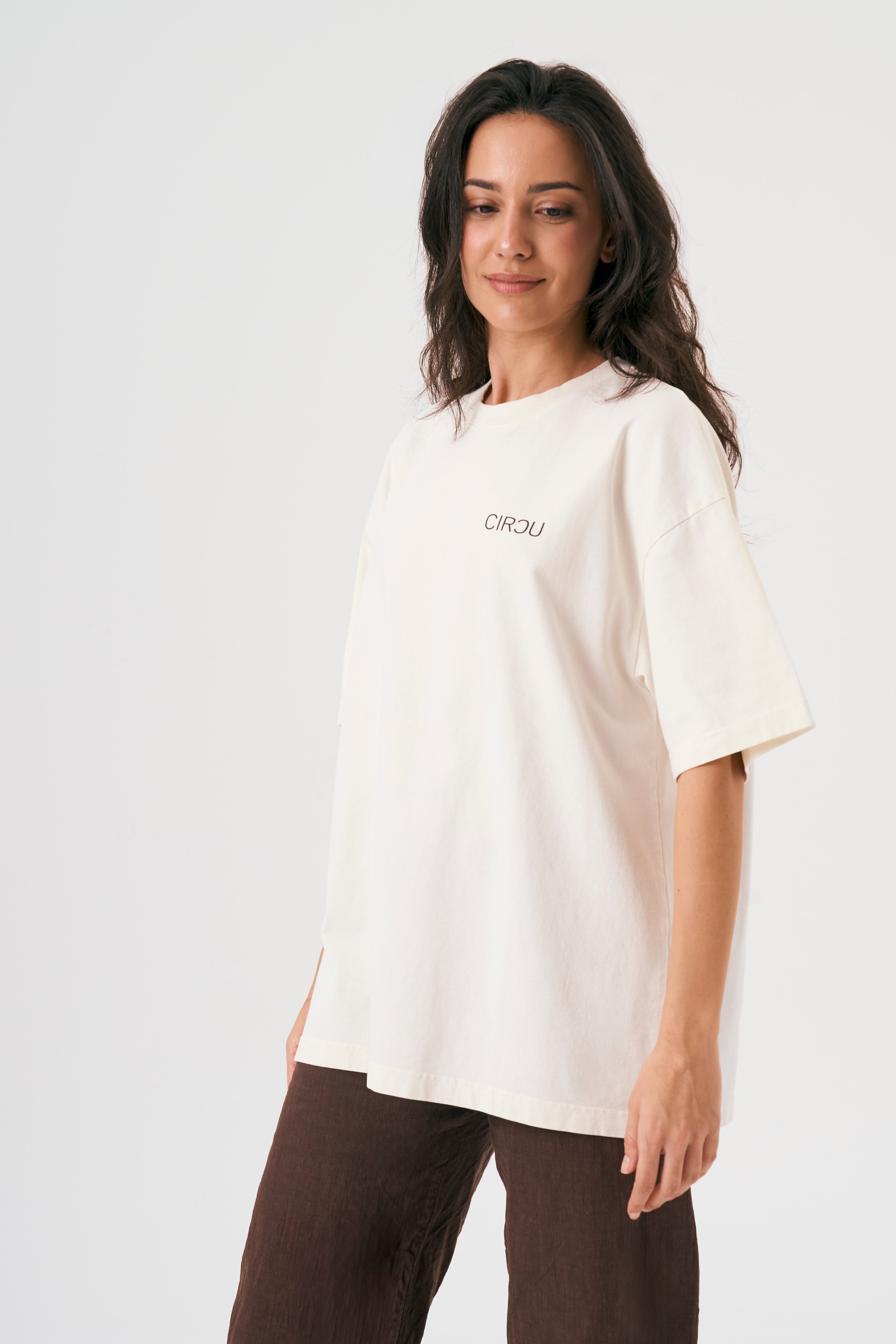 Camiseta oversize unisex en color blanco beige, confeccionada en 100% algodón orgánico, con impresión digital exclusiva en la parte delantera. Moda streetwear sostenible