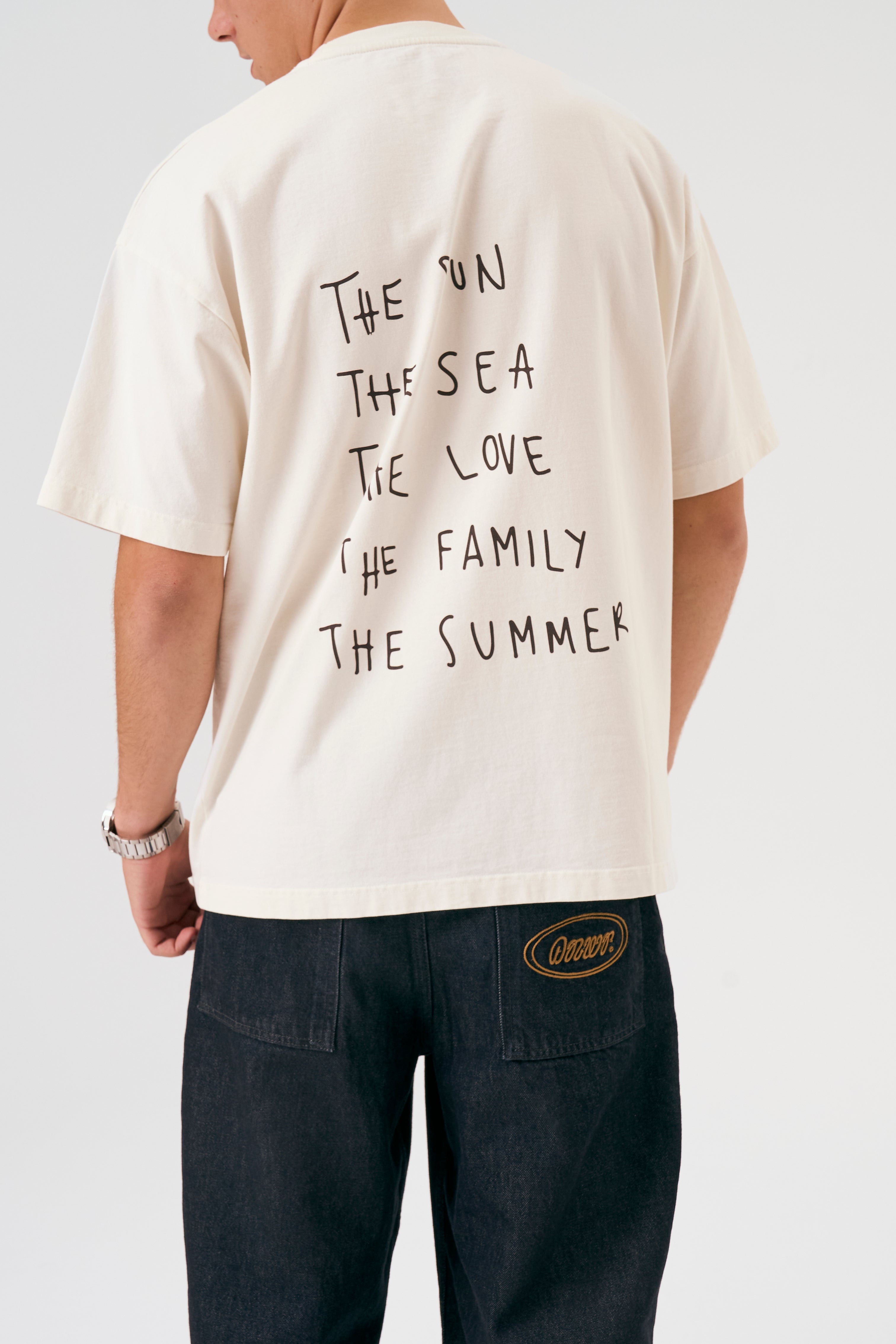 Camiseta oversize unisex en color blanco beige, confeccionada en 100% algodón orgánico, con impresión digital exclusiva en la parte delantera. Moda streetwear sostenible.