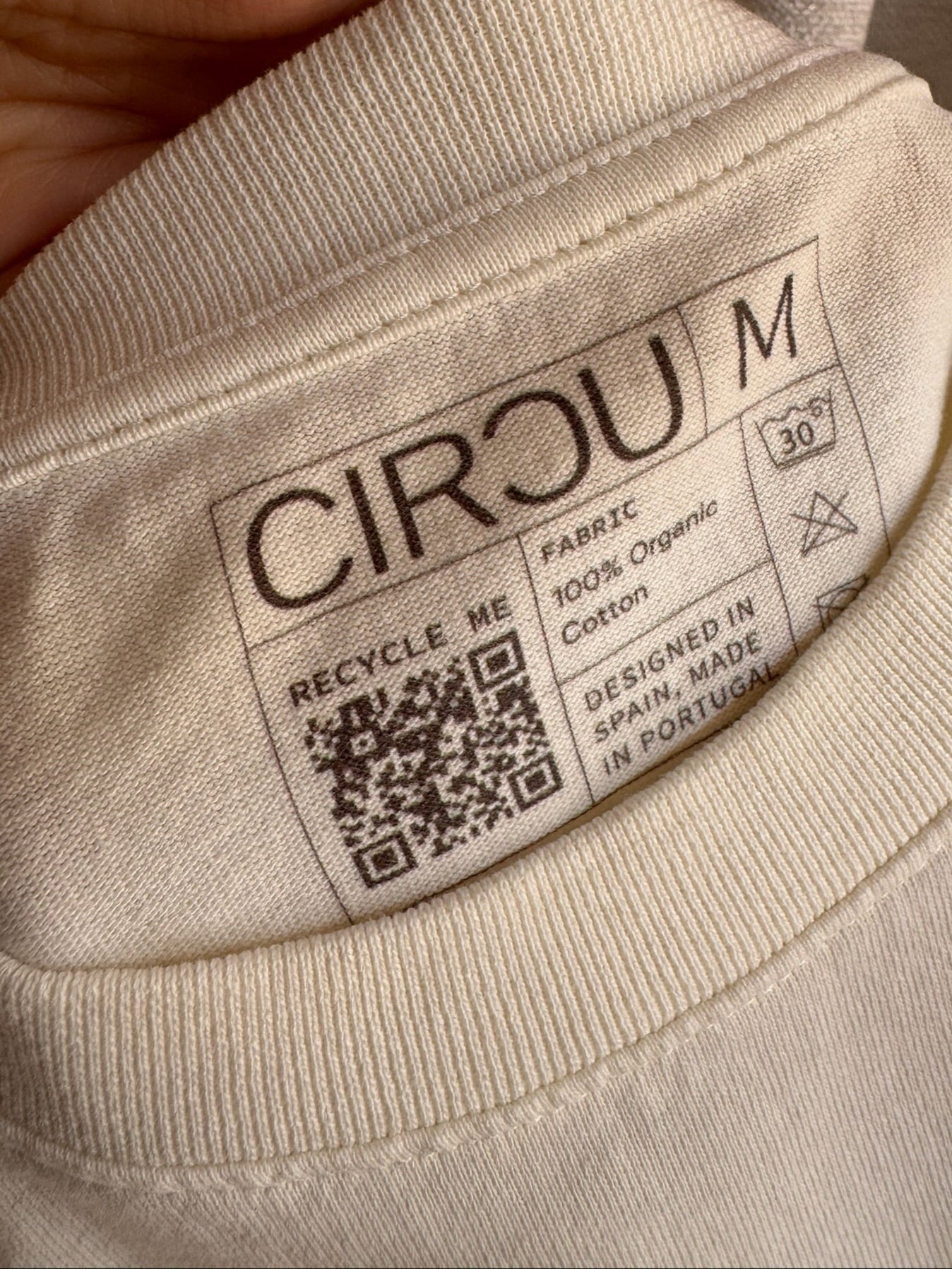 Camiseta oversize unisex en color blanco beige, confeccionada en 100% algodón orgánico, con impresión digital exclusiva en la parte delantera. Moda streetwear sostenible