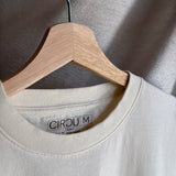 Camiseta oversize unisex en color blanco beige, confeccionada en 100% algodón orgánico, con impresión digital exclusiva en la parte delantera. Moda streetwear sostenible