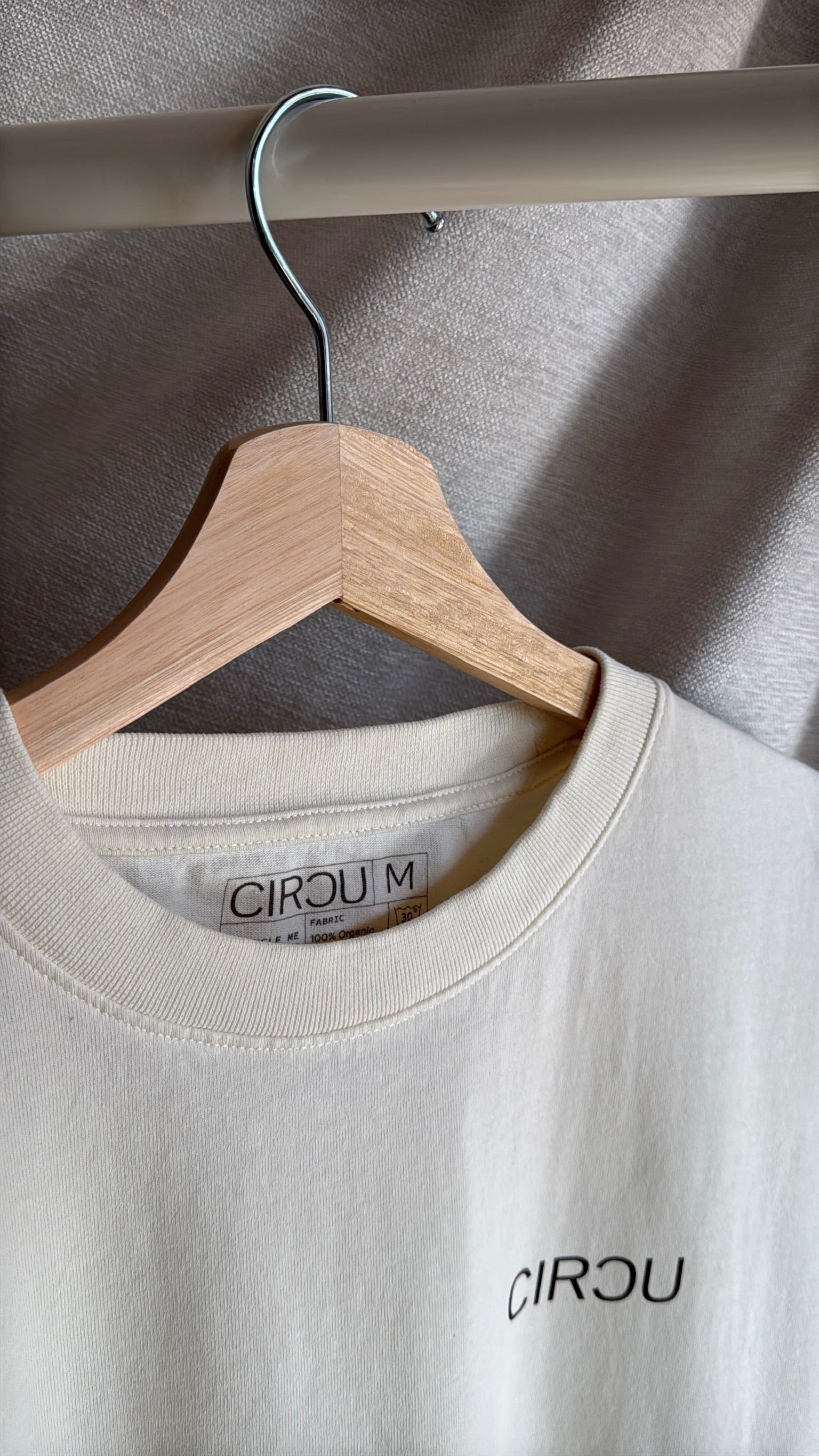 Camiseta oversize unisex en color blanco beige, confeccionada en 100% algodón orgánico, con impresión digital exclusiva en la parte delantera. Moda streetwear sostenible