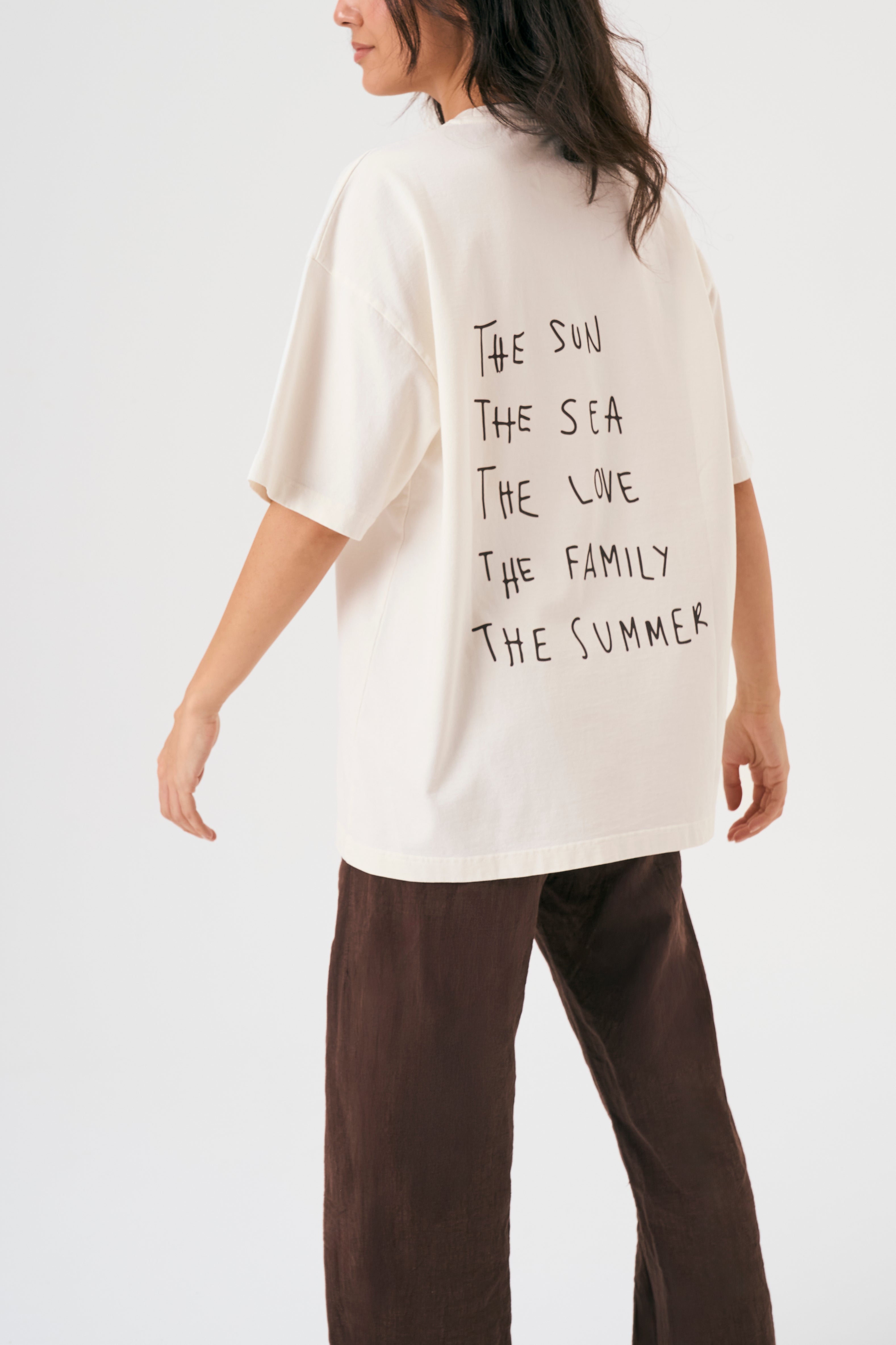 Camiseta oversize unisex en color blanco beige, confeccionada en 100% algodón orgánico, con impresión digital exclusiva en la parte delantera. Moda streetwear sostenible