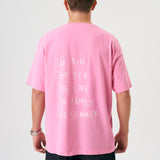 Camiseta oversize unisex en color rosa, confeccionada en 100% algodón orgánico, con impresión digital exclusiva en la parte delantera. Moda streetwear sostenible