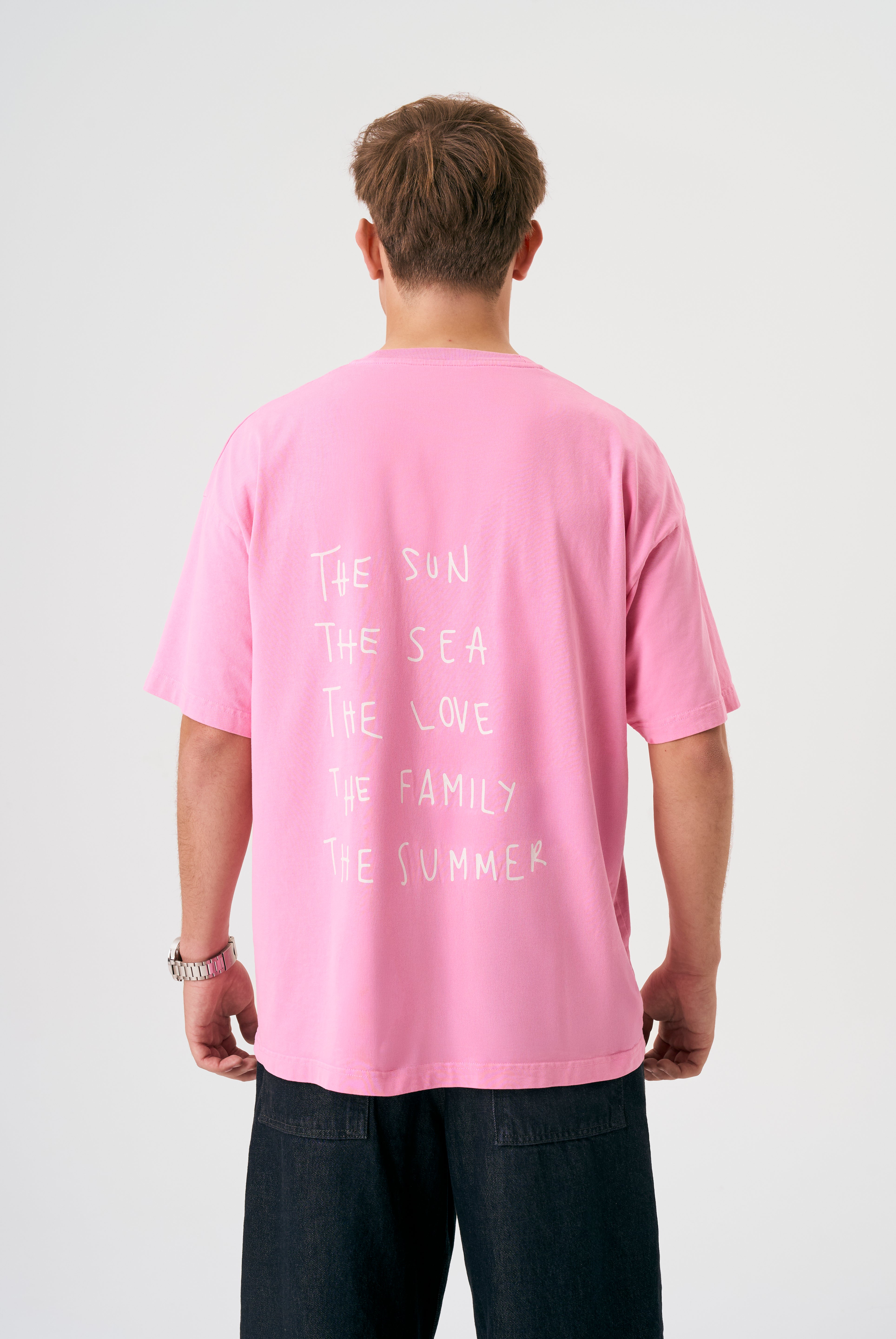 Camiseta oversize unisex en color rosa, confeccionada en 100% algodón orgánico, con impresión digital exclusiva en la parte delantera. Moda streetwear sostenible